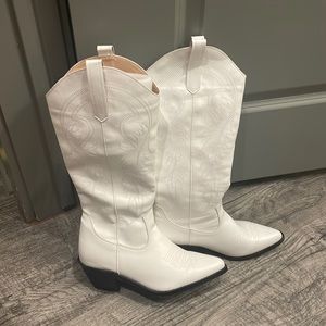 White cowgirl boots 👢